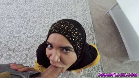 Arab girl Naudi Nala gets 1000 bucks for giving a blowjob