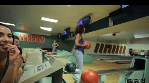 the-bowling-alley-goes-crazy_1080p(00h00m00s-00h05m00s)