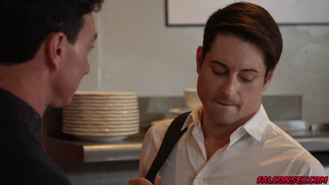 Muscular Cade Maddox fucks Taylor Reign in a kitchen