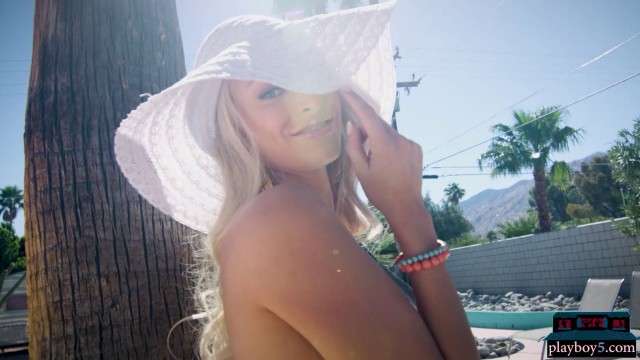 Perfect ass blonde Emma Hix shows off her flawless body with bubble butt