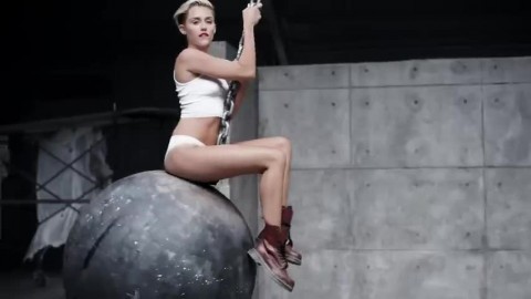  Miley Cyrus - Wrecking Ball 