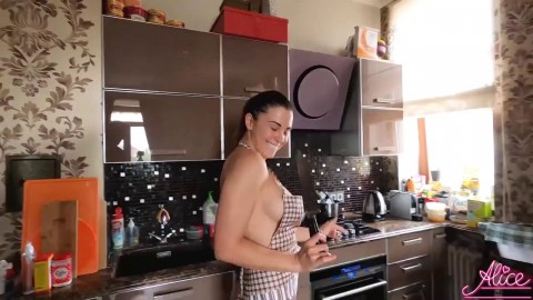 Alicekellyxxx Babe Showing Her Sweet Body While Cookin Hd Amazing Cum