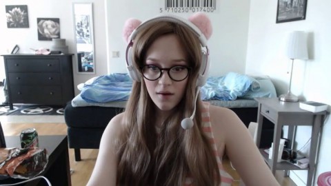 gamer girl shows off her cosplay and rides her dildo list crawler