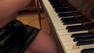 Cool tits plays the piano showing bare ass and masturbates