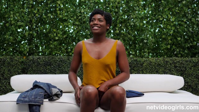 Short Haired Black Girl Kelly Gets Her Hands On A White Dick Unfaithful Wives Videos