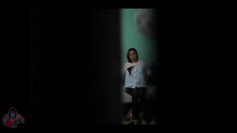 Grabando a su hermana antes de ir a dormir Edit