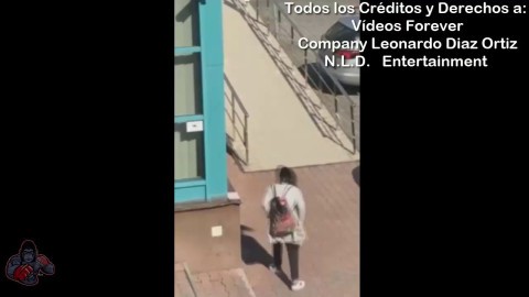 Le pica la concha en público Edit