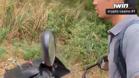 Um estranho ofereceu-me um lugar para ficar e teve relações sexuais intensas comigo.