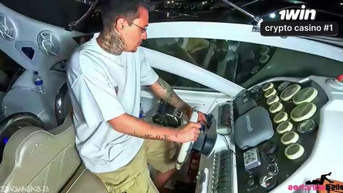 Realizei minha fantasia sexual em um barco com um ménage envolvendo o marinheiro.