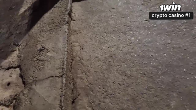 Masturbação arriscada na paragem de autocarro ao lado de uma mulher atraente.