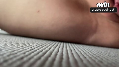 Buceta molhada com esperma dentro em vídeo ultra HD 4K a 60 FPS.