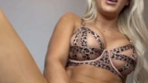 skylarmaexo solo squirt fingering and yourpirn