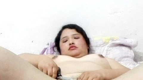Putita afeitandose el coño peludo