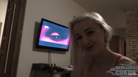 Stunning Bleached Blonde Samanta Gives Passionate Evening Blowjob and Swallows Every Drop
