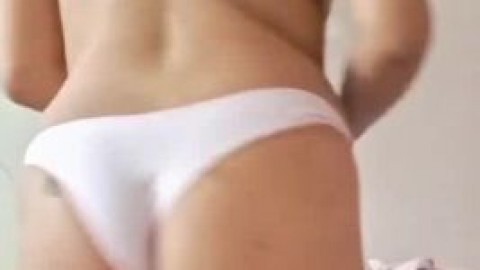 Zorrita caliente con bikini blanco