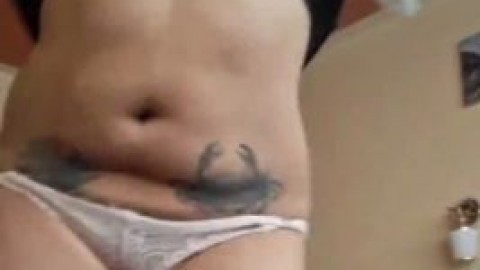 Adrianita caliente con su cuerpo tatuado 