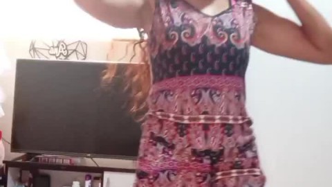 Flaquita cachonda bailando y quitandose la ropa