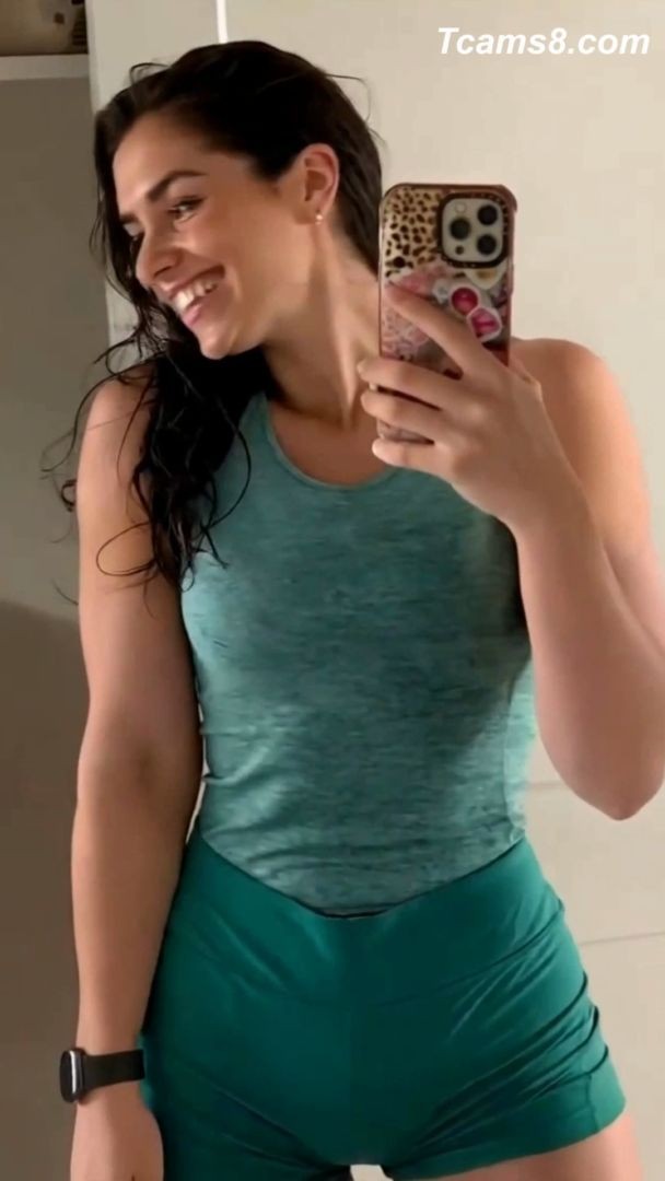 Horny Shemale Tight Shorts Body Display