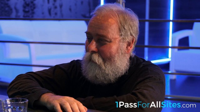 An elderly dude finishes off on the barman's back - the hottest XXX porn!