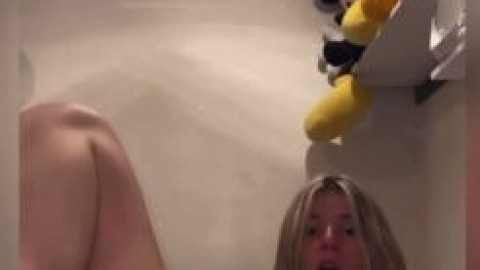 yoana films herself playing with gold porn tube