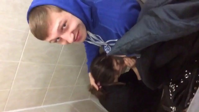 A student in the toilet Blowjob