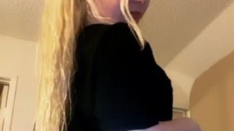 wiggles her booty in skimpy xxx porno.com