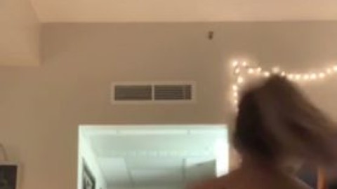 littlemsboo wobbles her butt paorn