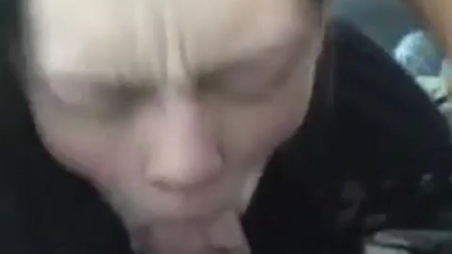 Pretty girlfriend suck dick in a car