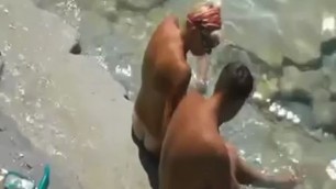 Pareja follando en una playa nude public